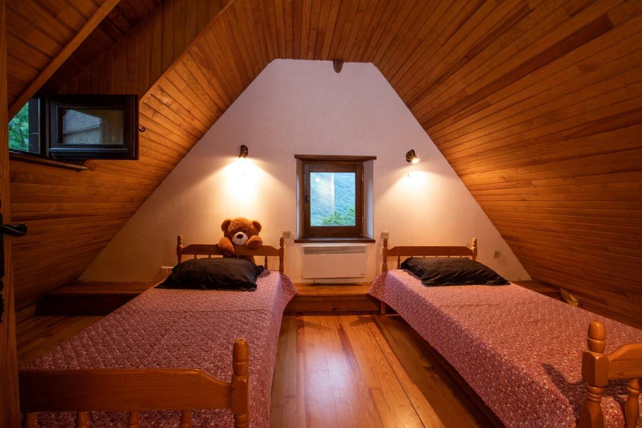 De Costes: Rustic Forest Retreat Near Slopes Holiday home *