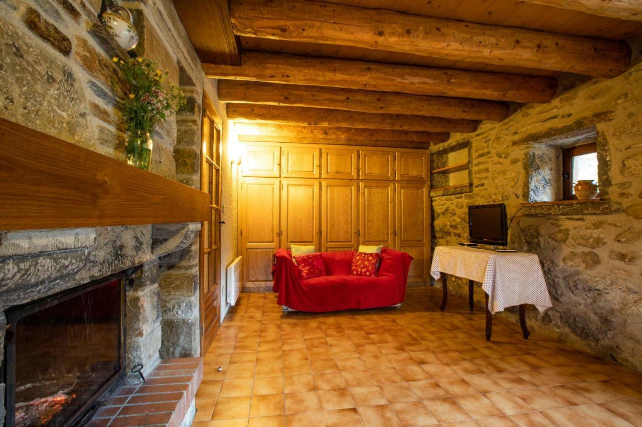 De Costes: Rustic Forest Retreat Near Slopes