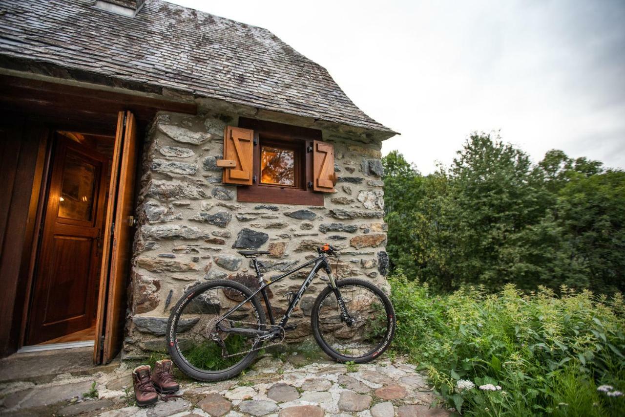 De Costes: Rustic Forest Retreat Near Slopes Holiday home