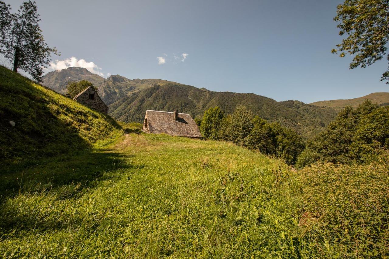 De Costes: Rustic Forest Retreat Near Slopes Holiday home