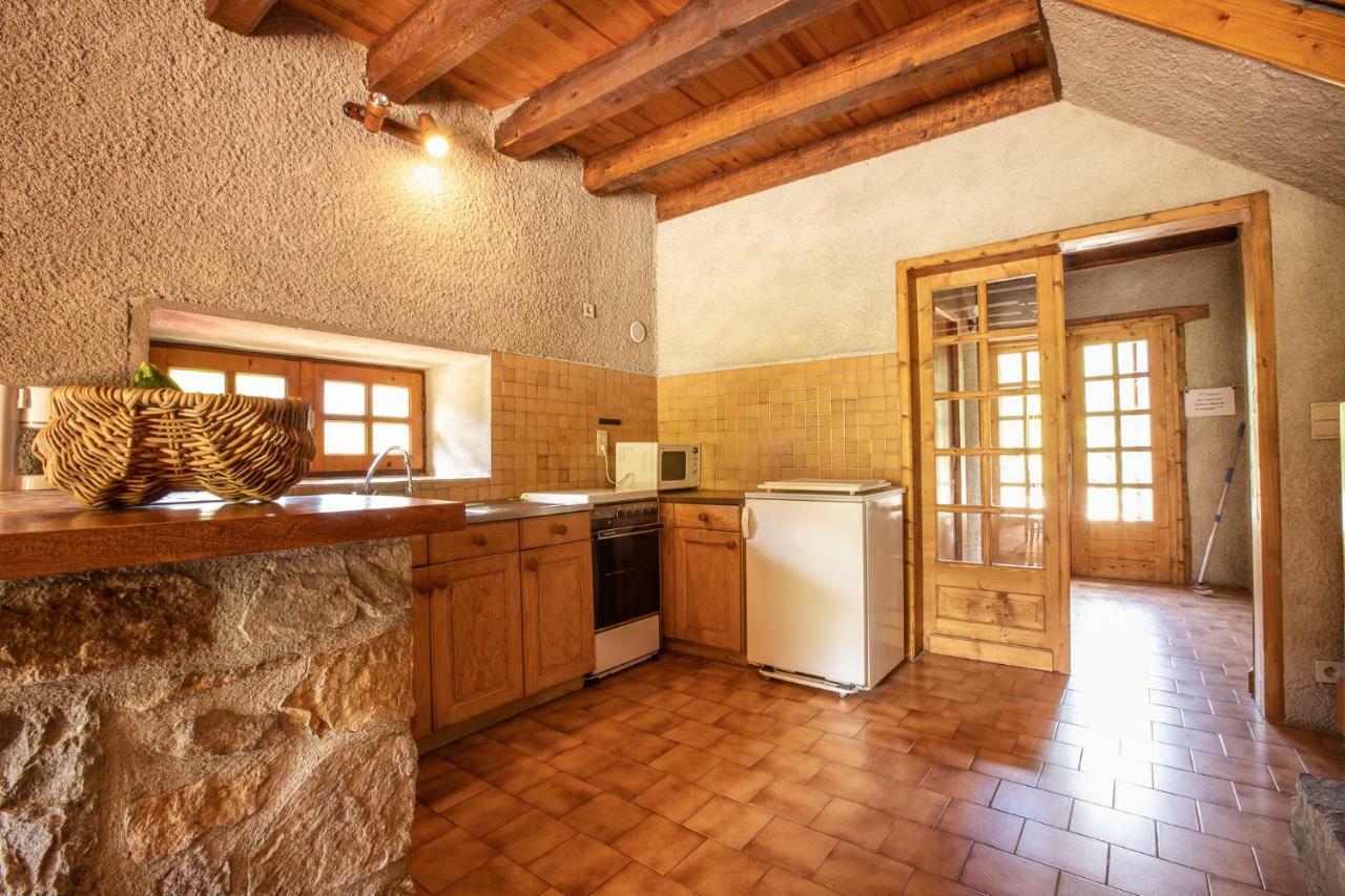 Holiday home De Costes: Rustic Forest Retreat Near Slopes *
