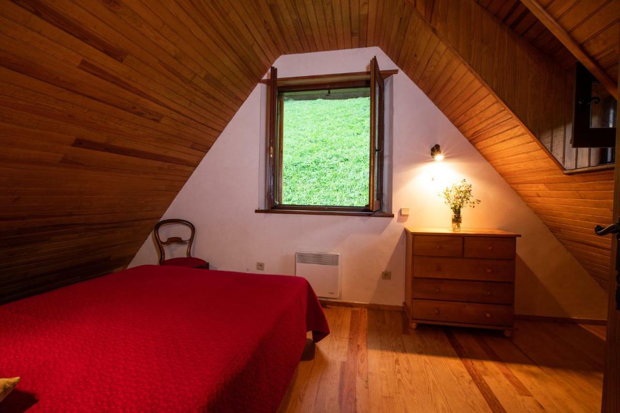 Holiday home De Costes: Rustic Forest Retreat Near Slopes *